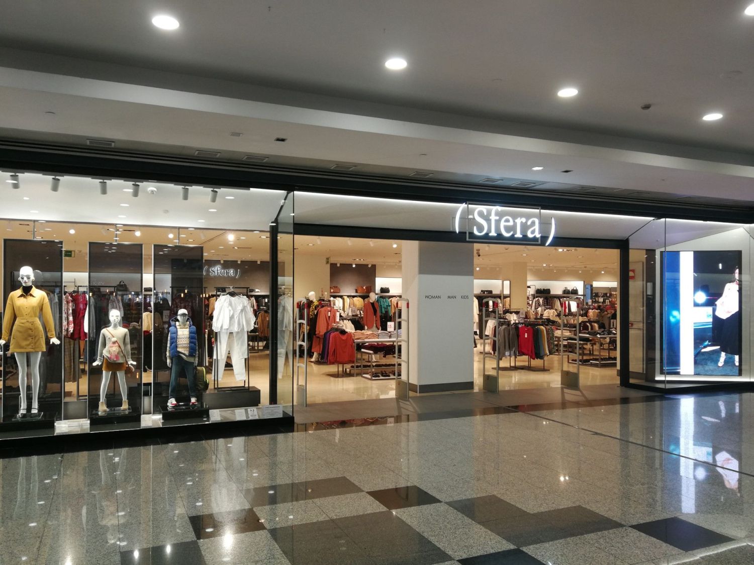 Sfera arrasa con esta colección de vestidos holgados perfectos para disimular barriguita