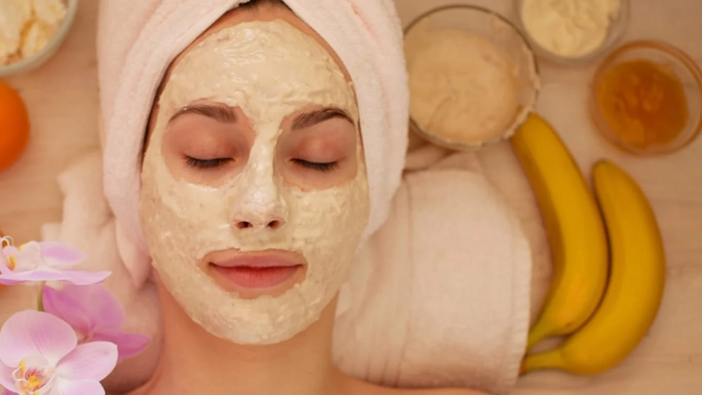 La nueva estafa de las famosas: Skincare con cáscara de plátano