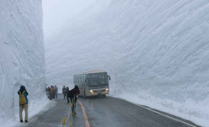 La carretera construida entre paredes de hielo que se hizo viral en Japón