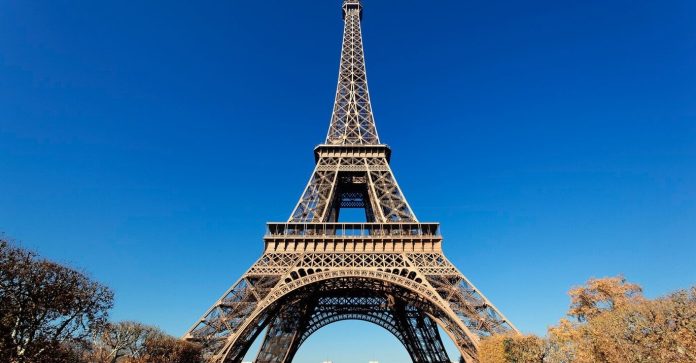 Por qué hay un apartamento secreto en la cima de la Torre Eiffel