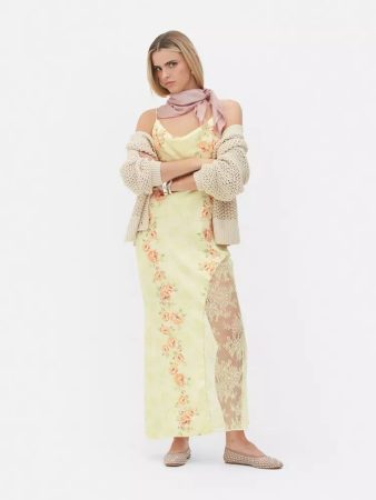 Vestido midi de satén floral de Rita Ora