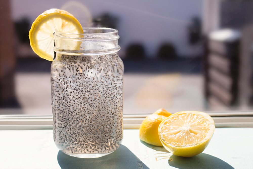 Baja de peso mientras duermes: agua con semillas de chía, tu nueva bebida nocturna