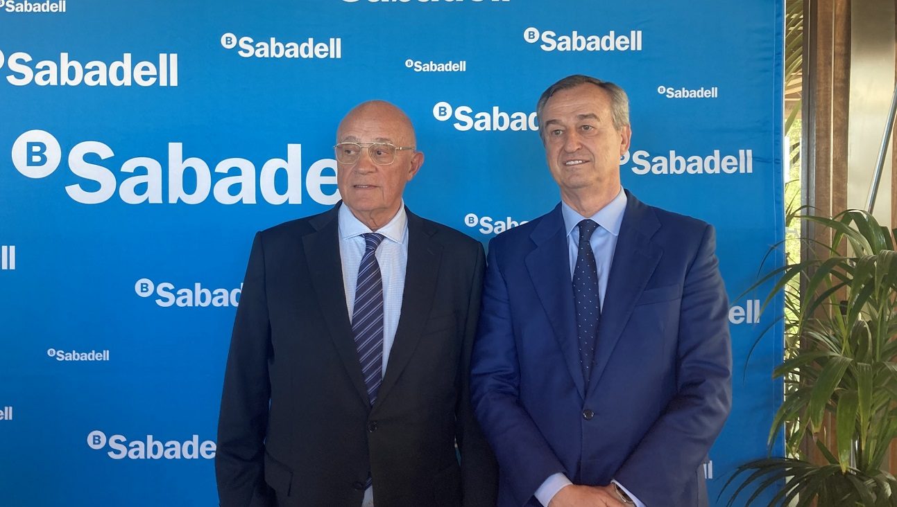 Banco Sabadell-BBVA: riesgos de la fusión que pueden dividir a los accionistas