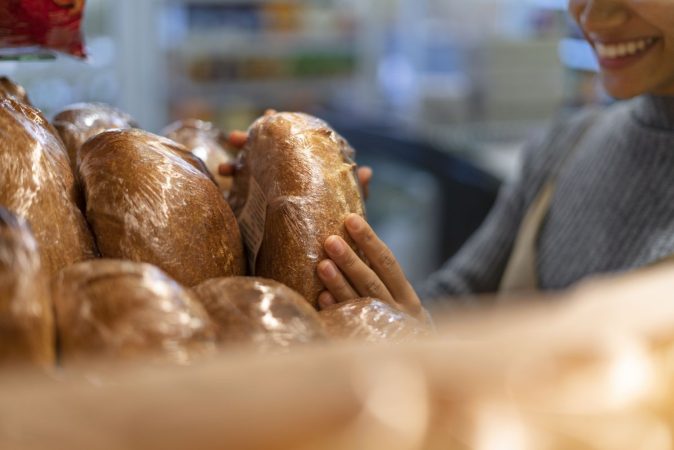 beautiful young woman shopping food Merca2.es