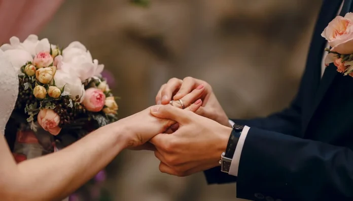 Un hombre se duerme camino a su boda: la reacción de la novia se vuelve viral