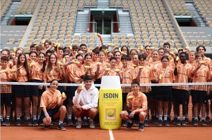 El tenista Carlos Alcaraz conciencia a los ‘ballkids’ de Roland Garros para fotoprotegerse del sol
