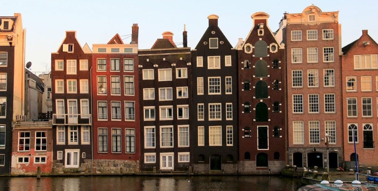 Por qué las casas en Ámsterdam están inclinadas: El video viral que arrasa en las redes