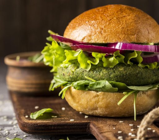 close up vegetarian burger cutting board Merca2.es