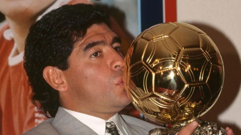 El Balón de Oro de Maradona apareció tras 35 años y será subastado por una verdadera fortuna 1 Merca2.es diego maradona balon de oro 02 Merca2.es