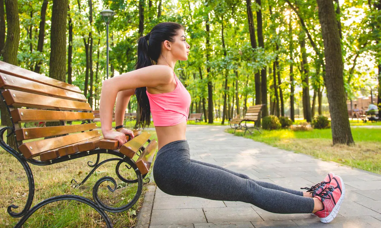 Olvídate del gimnasio: 5 ejercicios top para quemar grasa en el parque