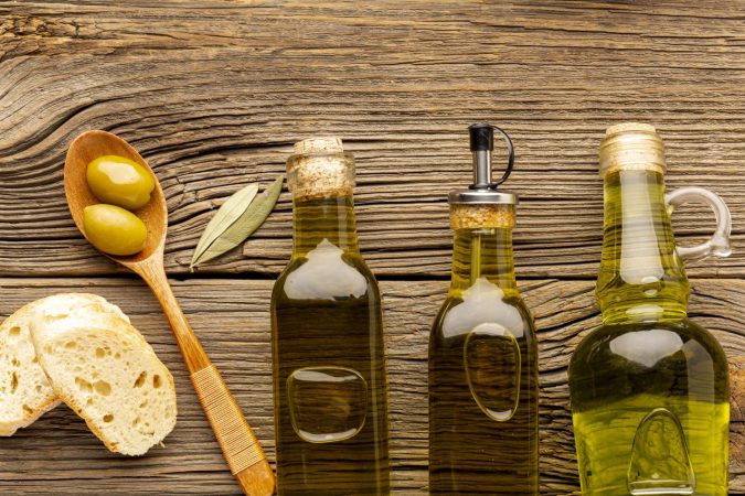 flat lay oil bottles bread wooden spoon 1 Merca2.es