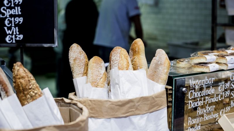 Según la OCU, este es el supermercado en el que puedes comprar el mejor pan 1 Merca2.es fresh baked baguettes baker shop Merca2.es