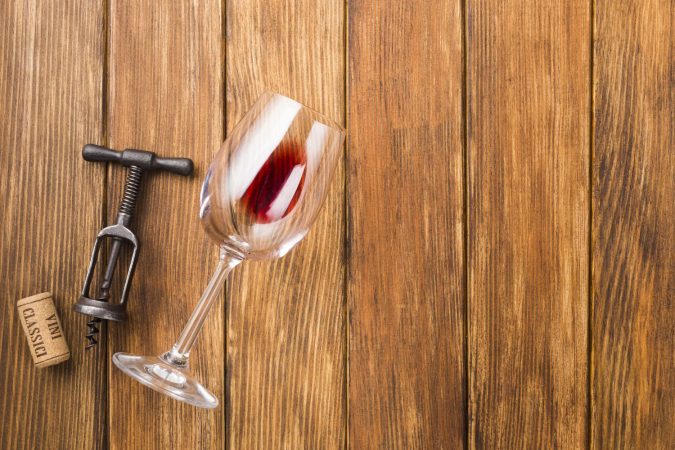 glass wine corkscrew copy space Merca2.es