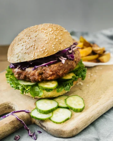 high angle close up burger with fries wooden board Merca2.es