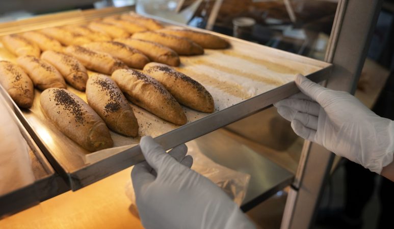 high angle woman working bakery Merca2.es