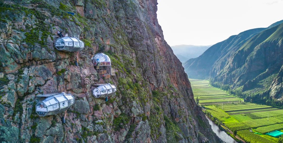 Donde queda el único hotel colgante del mundo: dormirás colgado de una montaña