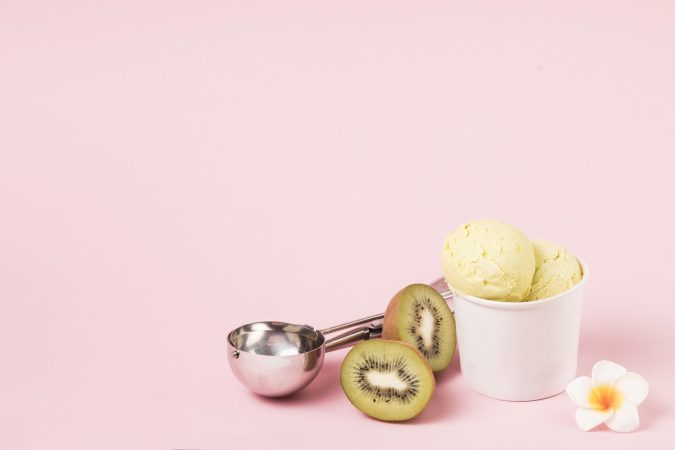 ice cream balls cup near kiwi with scoop flower Merca2.es