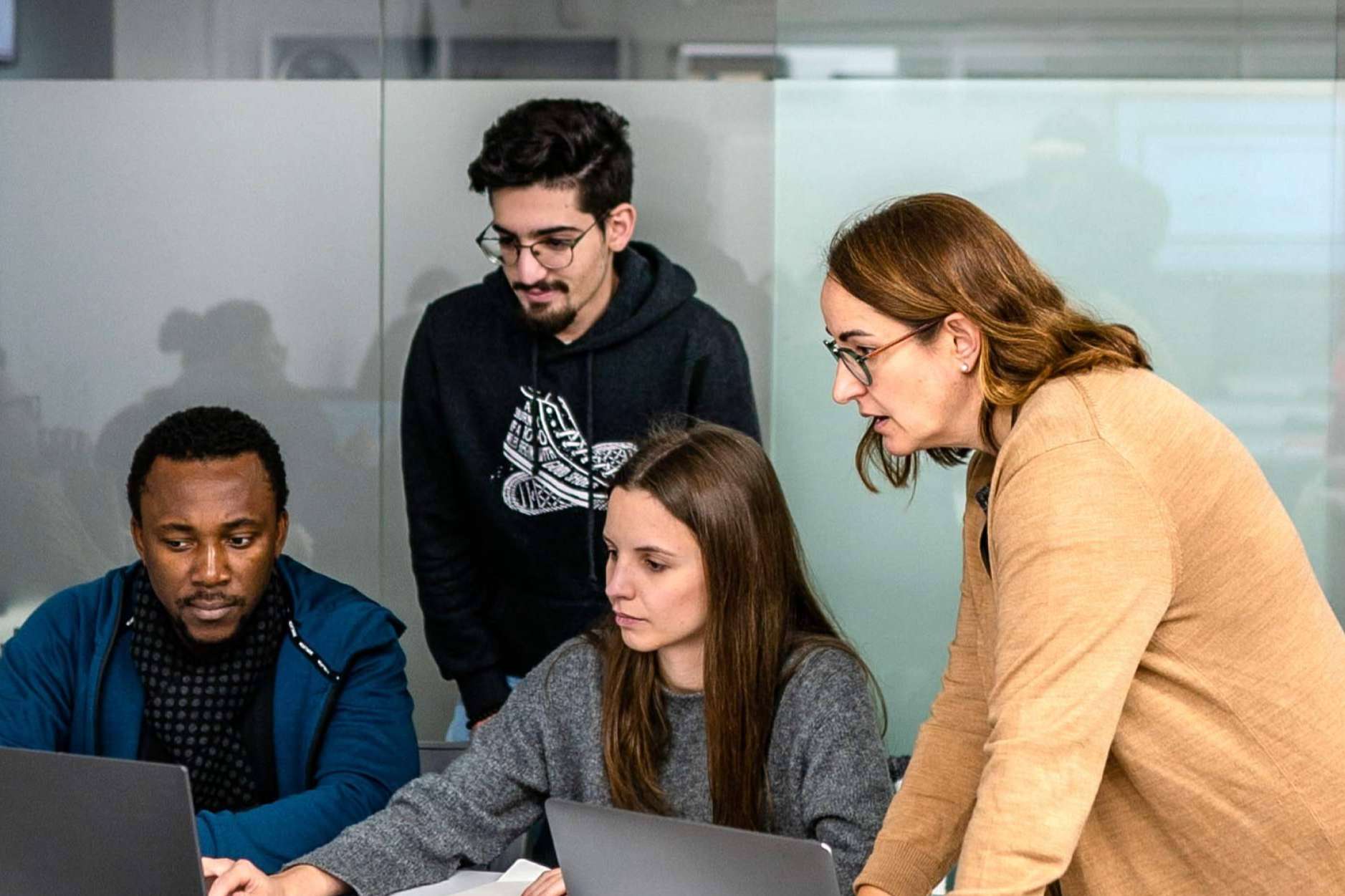 ESEI Barcelona presenta un programa innovador para abordar la brecha digital