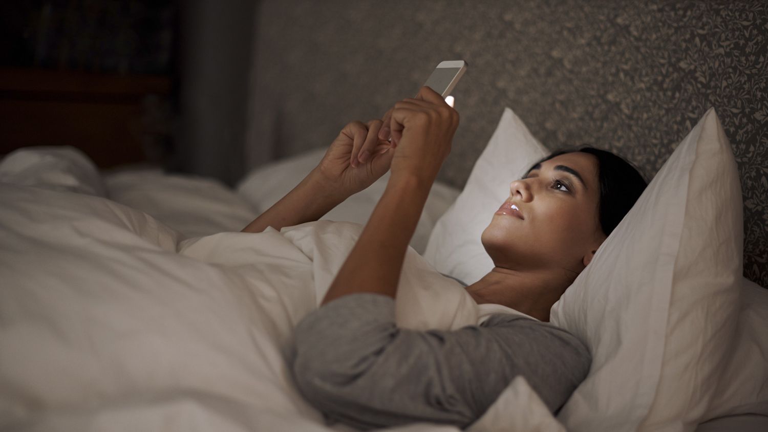 Nunca dejes el móvil cargando cerca de ti mientras duermes porque tu vida está en riesgo
