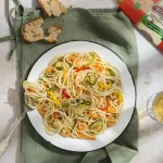 Espaguetis con gambas al ajillo y verduras: Receta rápida, barata y muy sana