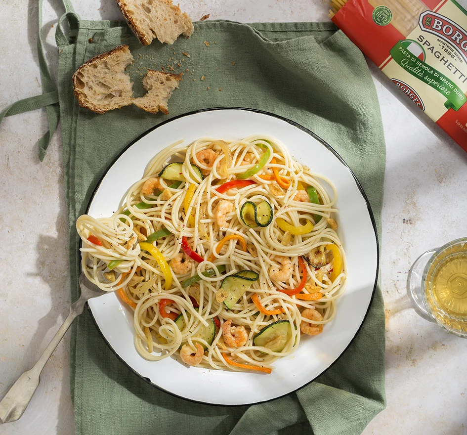 Espaguetis con gambas al ajillo y verduras: Receta rápida, barata y muy sana