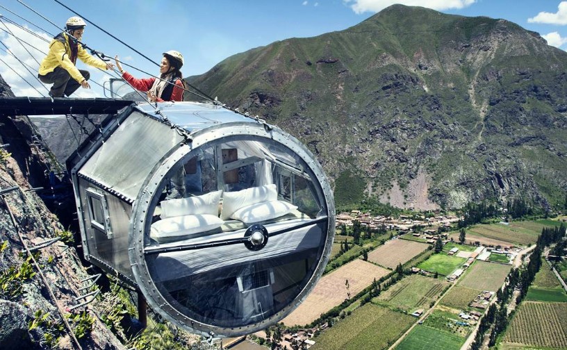 Donde está el único hotel colgante del mundo: dormirás colgado de una montaña