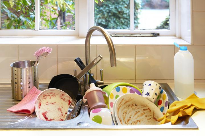Dejar platos en el fregadero podría ser riesgoso: descubre cómo secarlos sin peligros