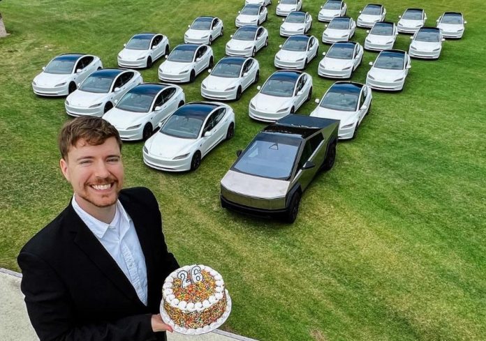 ⁠Un famoso Youtuber está regalando 26 autos tesla por sus 26 años