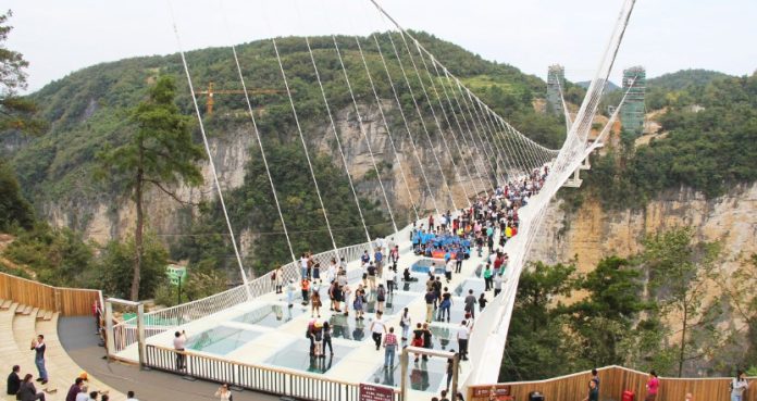 Este es el puente de cristal más alto del mundo que ha infartado a más de una persona