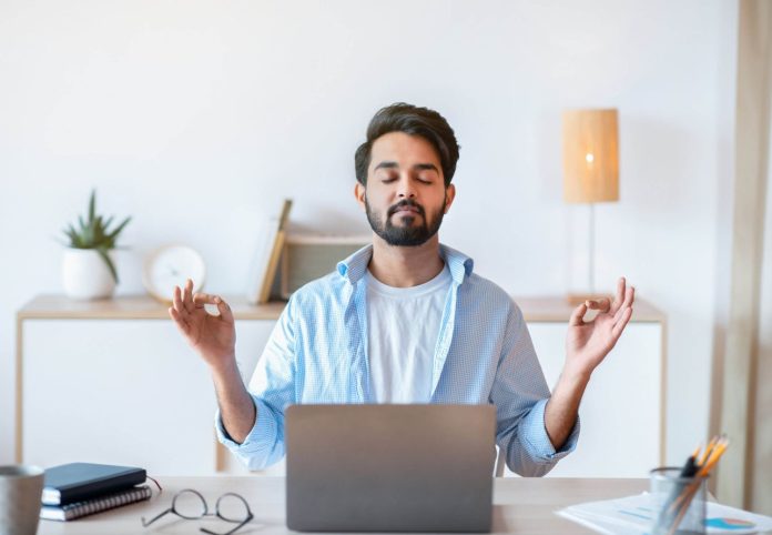 Reduce el estrés diario con esta rutina de yoga y mejora tu salud emocional