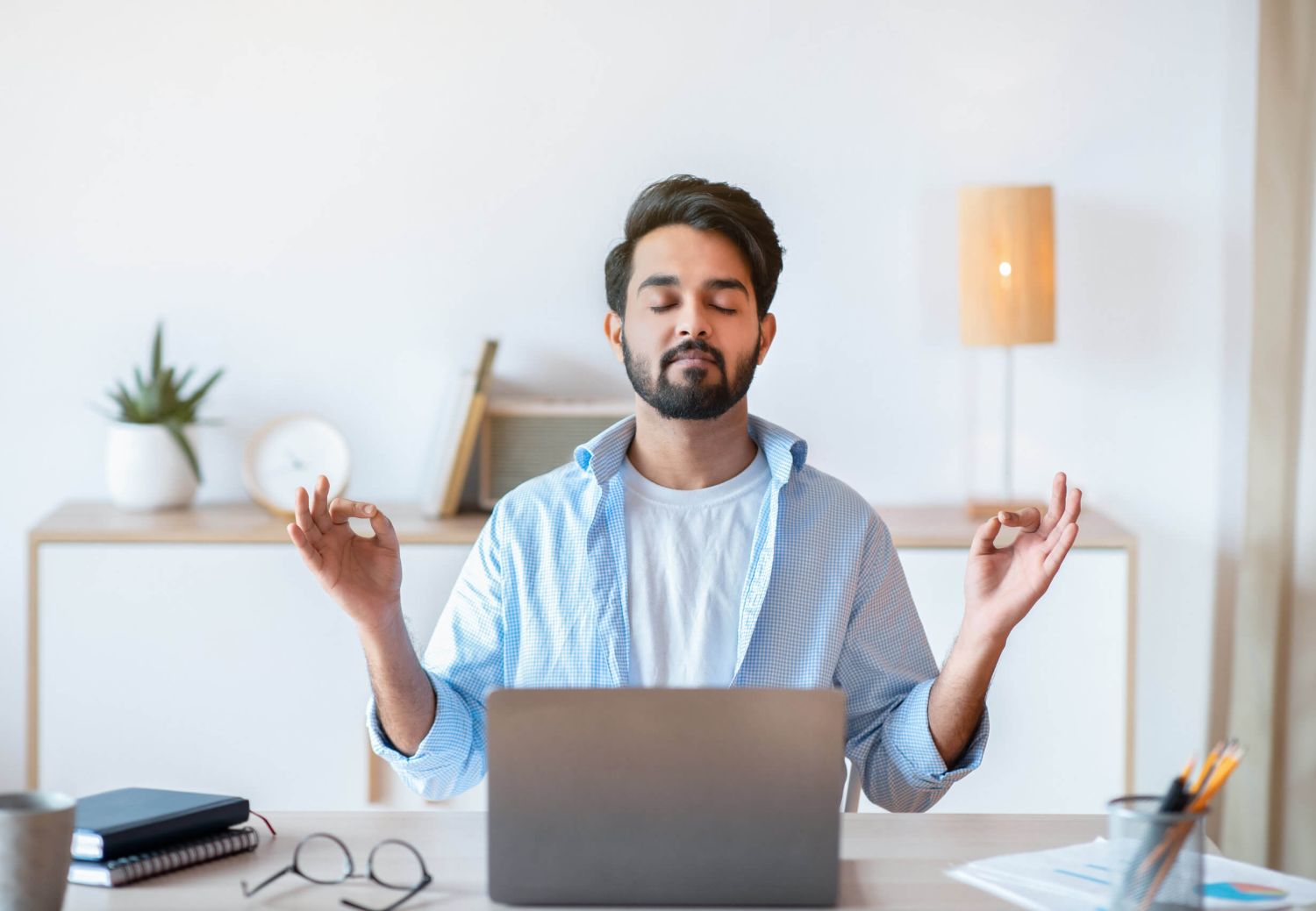 Reduce el estrés diario con esta rutina de yoga y mejora tu salud emocional