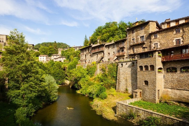 El pueblo medieval al que se accede por un puente colgante de madera y que parece detenido en el tiempo