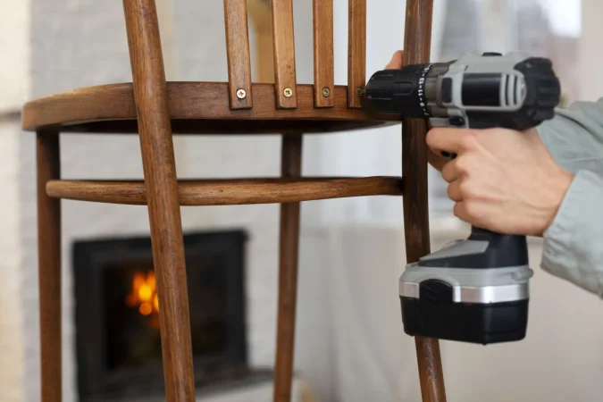 side view woman restoring wooden furniture Merca2.es