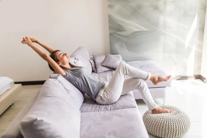 smiling young woman relax lying couch Merca2.es