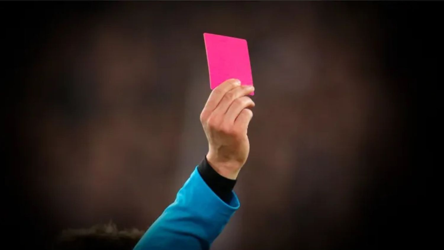 Así funcionará la nueva «tarjeta rosa» de la FIFA ¡Y no sabes quién la mostrará!
