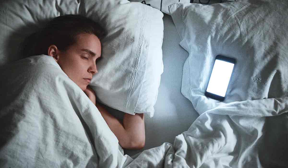 Nunca dejes el móvil cargando cerca de ti mientras duermes porque tu vida está en riesgo 1 Merca2.es ¿POR QUÉ ES PELIGROSO CARGAR EL MÓVIL CERCA DE TI MIENTRAS DUERMES?