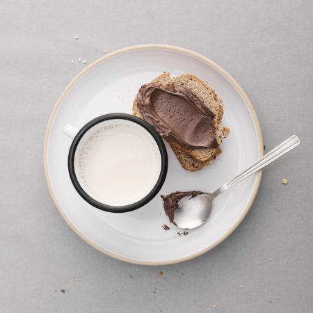 top view bread slices with milk Merca2.es