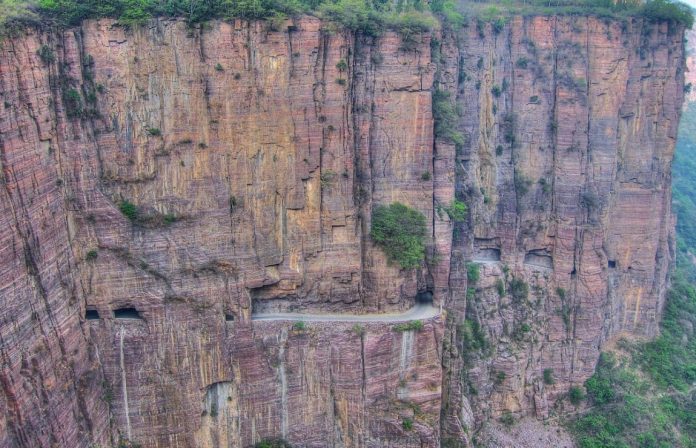 El túnel más peligroso del mundo construido dentro de una montaña