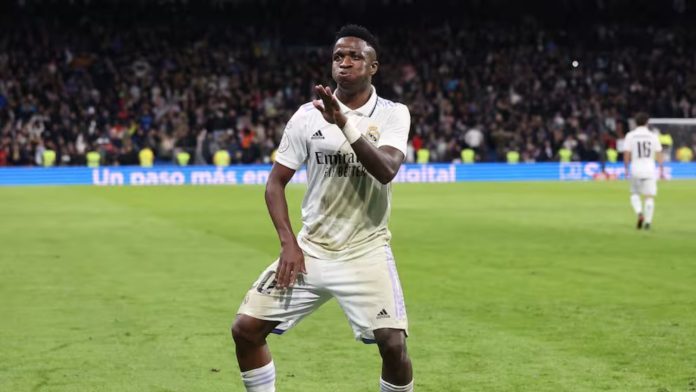 Vinicius no sólo baila dentro del campo: destinado a ser el rey de la pista