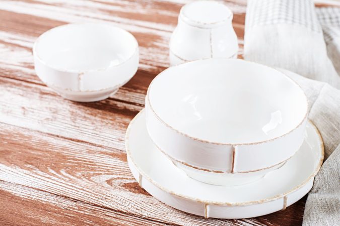 white plate bowl wooden table Merca2.es