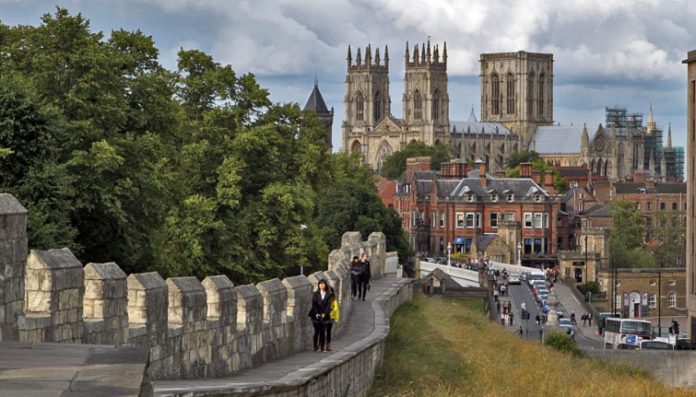 York, la ciudad londinense con una muralla realmente increíble