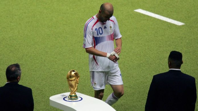 Zinedine Zidane vuelve a hacer locuras como la del Mundial, pero a los 51 años