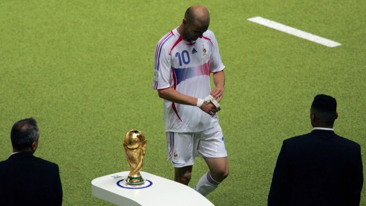 Zinedine Zidane vuelve a hacer locuras como la del Mundial, pero a los 51 años