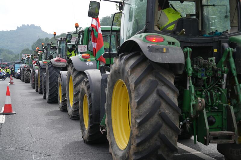 La protesta de tractores de los agricultores ocasiona todavía retenciones en Biriatou y en el peaje de Irún