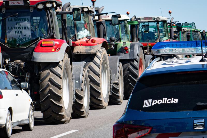 Los agricultores empiezan a retirar los cortes en la frontera catalana con Francia