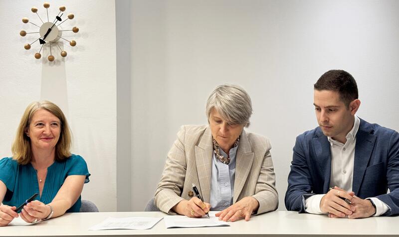 Ouigo firma el primer e histórico convenio laboral en el sector de alta velocidad en España