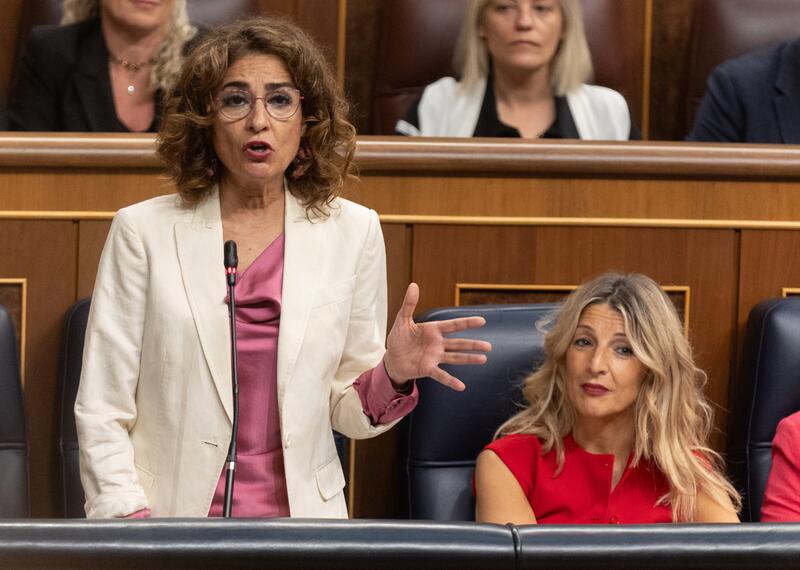 Las previsiones del Banco de España y el FMI certifican que la economía va «como un cohete», según Montero