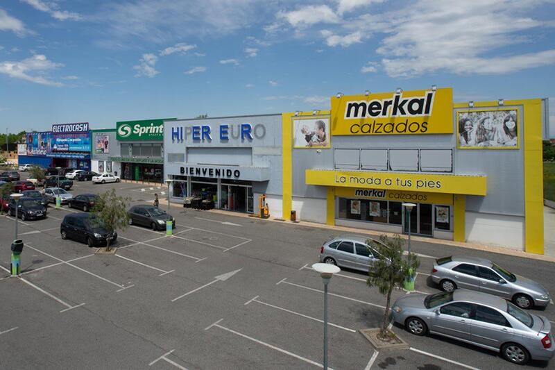 Transacción millonaria: Castellana Properties vende el parque comercial Mejostilla de Cáceres a Iroko Zen