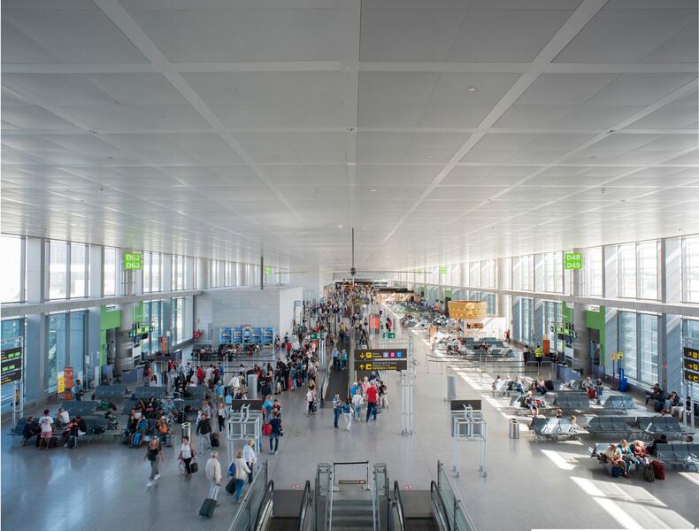 Los aeropuertos de Aena en España registran más de 114,7 millones de pasajeros hasta mayo, un 11,4% más