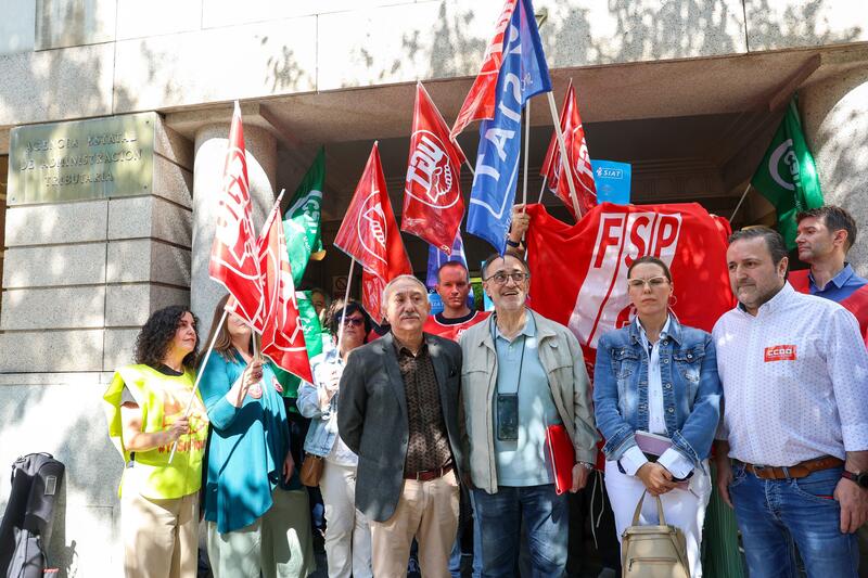 Álvarez (UGT) insta a Montero a negociar el convenio de la AEAT debido al encierro de los delegados sindicales